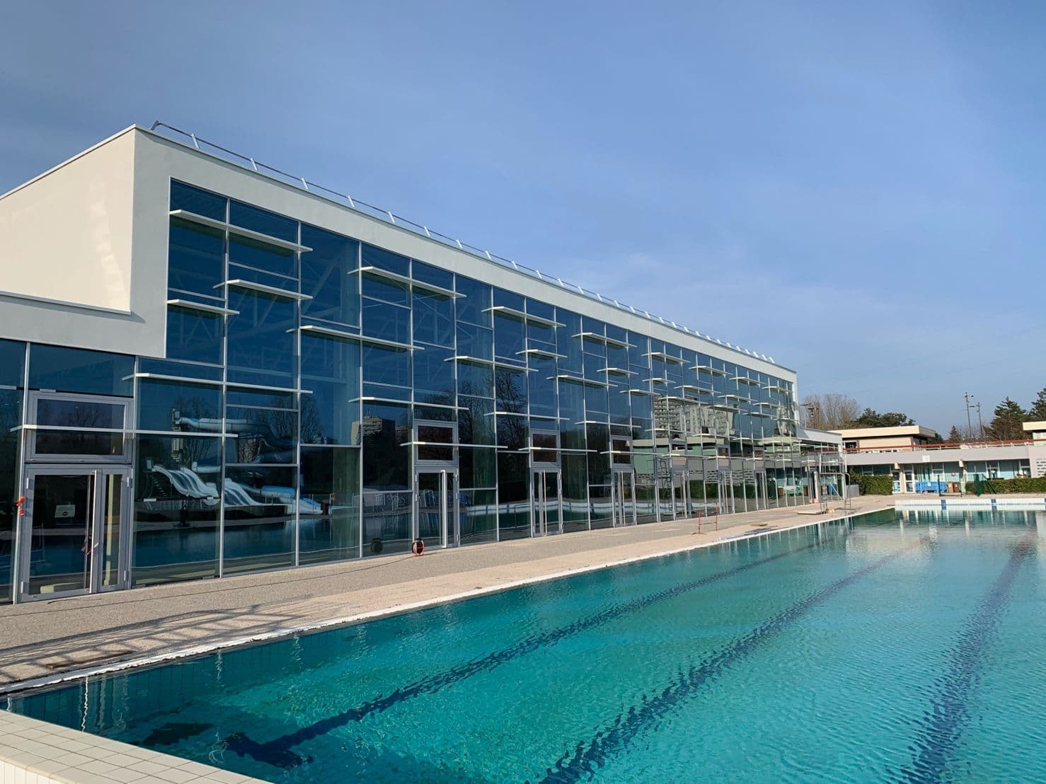 Piscine municipale de Belfort, façade verre et aluminium