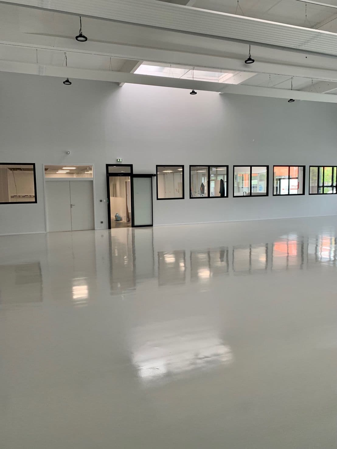 Showroom Schraag — installation de fenêtres aluminium en série