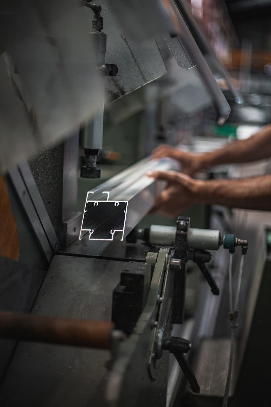 Artisan travaillant l'aluminium en atelier